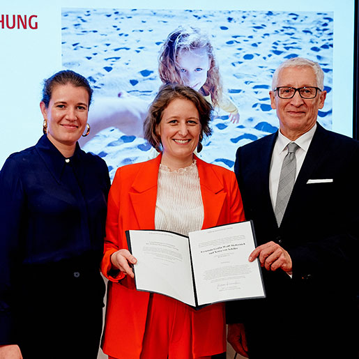Xenia von Schiller, ihre Schwester Fernanda Gräfin Wolff Metternich und Johannes Hauenstein bei der Übergabe der Urkunde des Leuchtturmpreises Ehrenamt 2022